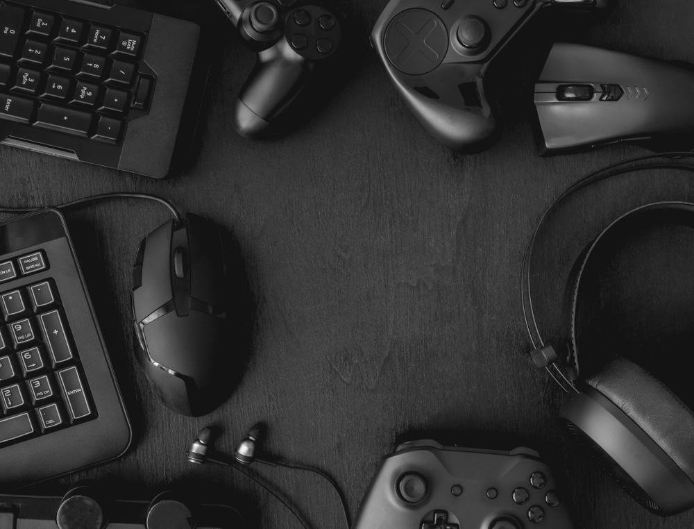 Xbox One controller, keyboard and mouse setup on a desk