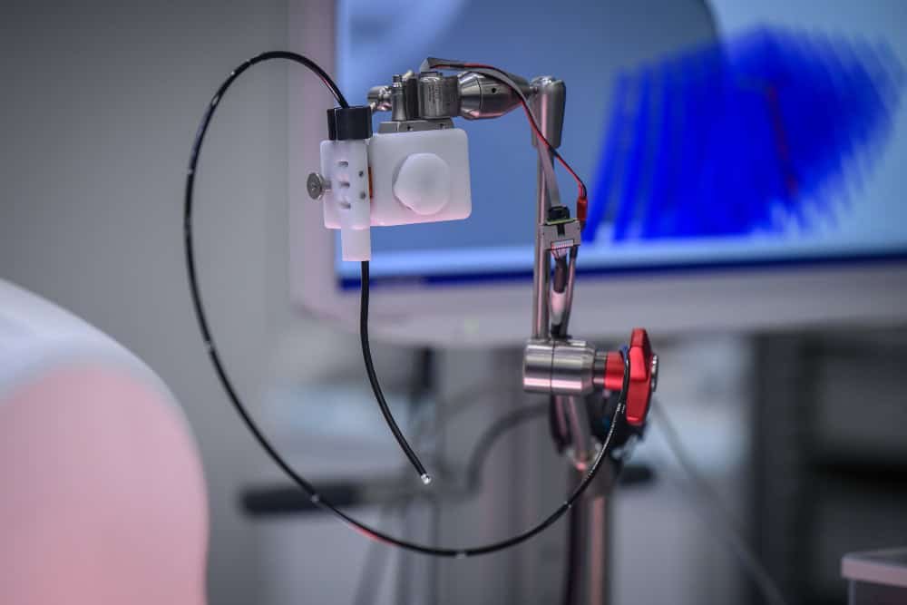Endoscopic probe and robotic manipulator being controlled remotely in an operating room