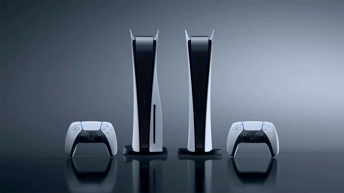 PlayStation 5 models with and without disc drive, controllers beside them